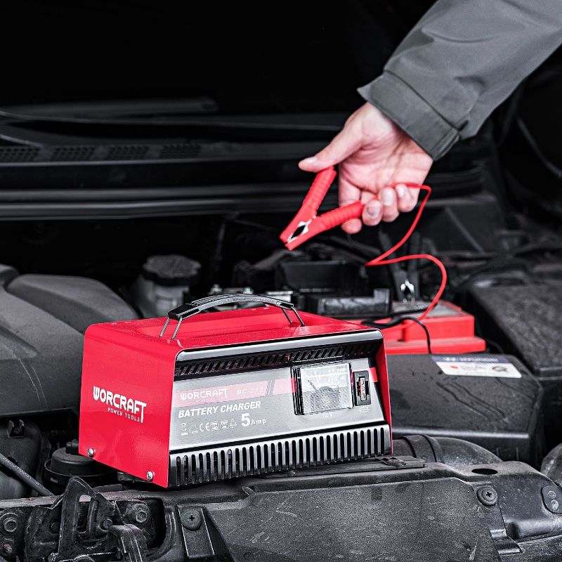 Зарядное устройство WORCRAFT BC-217 подключено к автомобильному аккумулятору.