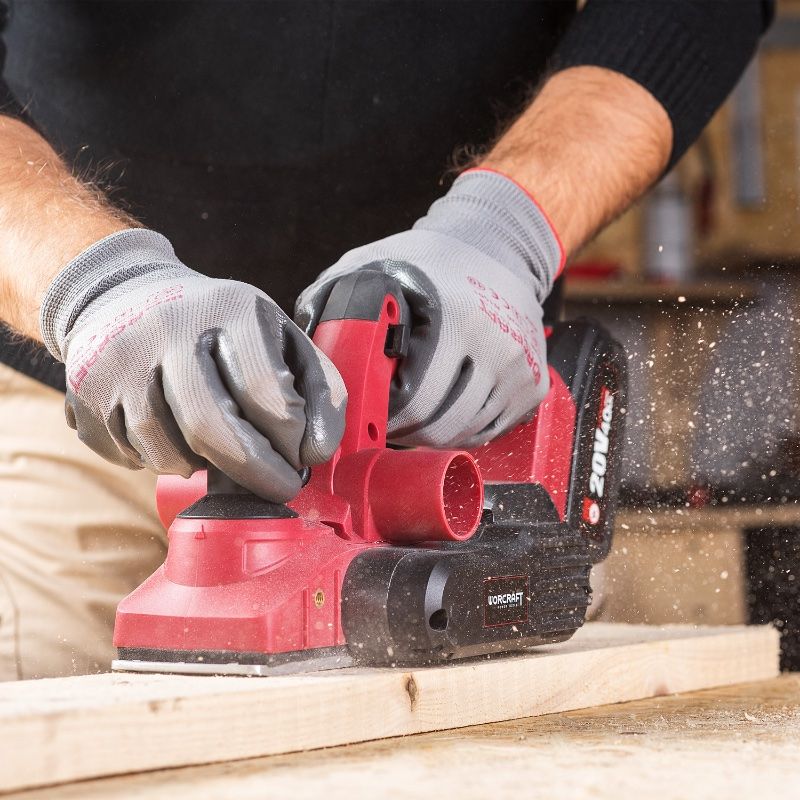 Работа аккумуляторным рубанком WORCRAFT CEP-S20LiB на деревянной заготовке.