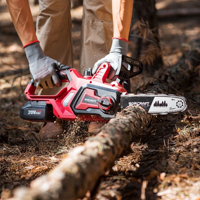 Робота акумуляторною ланцюговою пилкою WORCRAFT CGC-S20LiA по розпилюванню стовбура дерева.