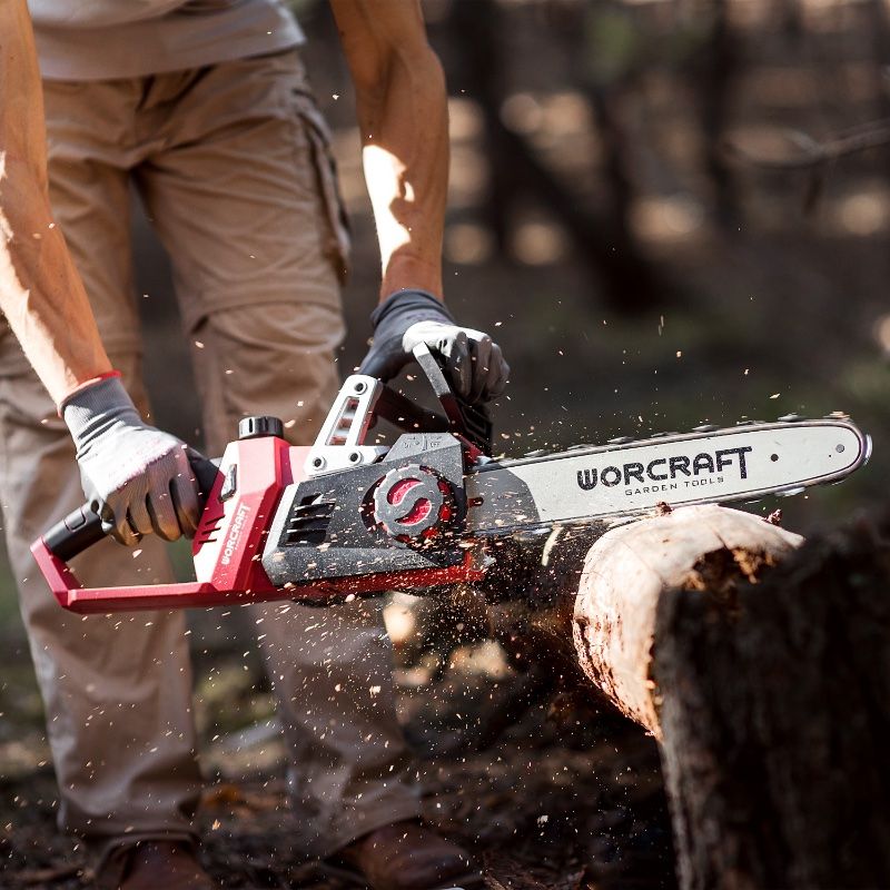 Аккумуляторная цепная пила WORCRAFT CGC-S40Li в процессе распила бревна.