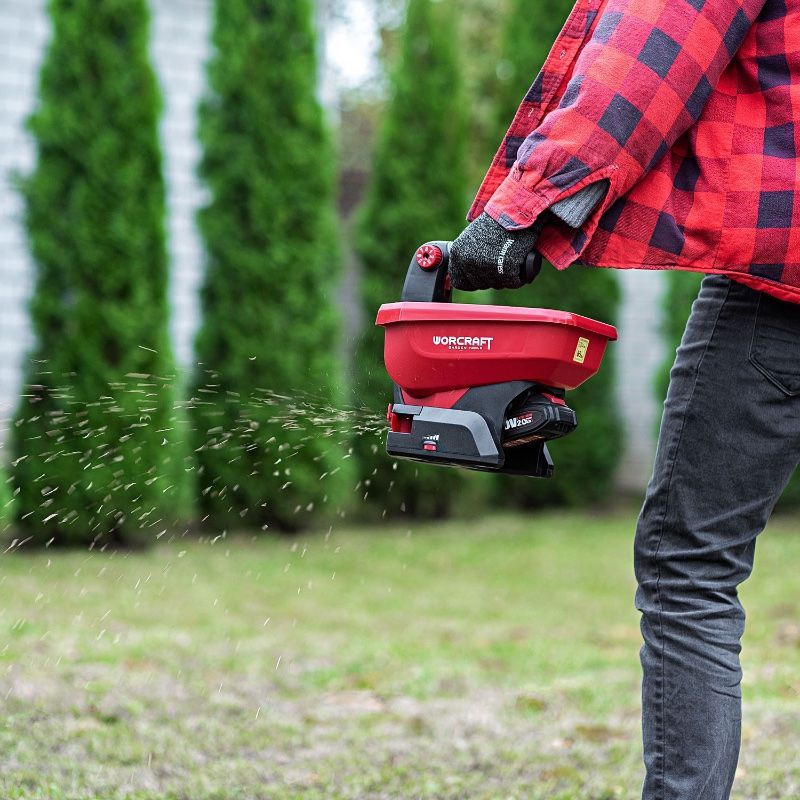 Аккумуляторная сеялка WORCRAFT CHSP‑S20Li в использовании на приусадебном участке