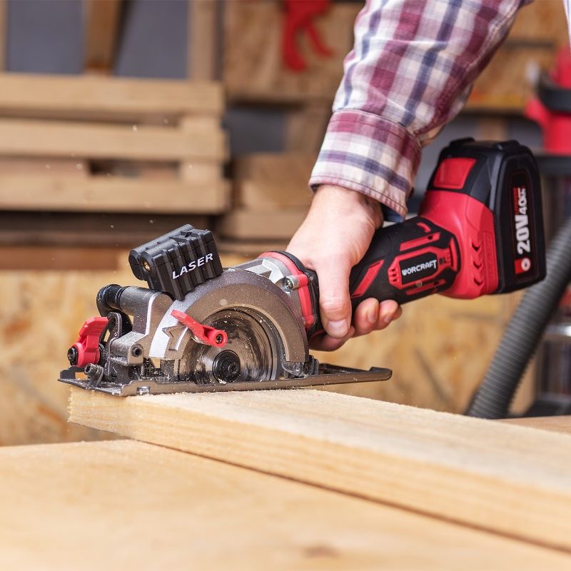 Мужчина пилит доску пилой Worcraft