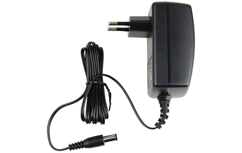 Зарядное устройство WORCRAFT CLC-20V-1.5 с вилкой и кабелем питания.