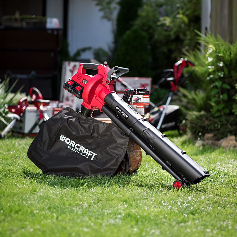 Садовый пылесос WORCRAFT на газоне