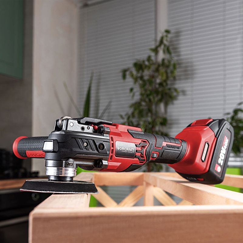 Реноватор WORCRAFT на деревянной поверхности