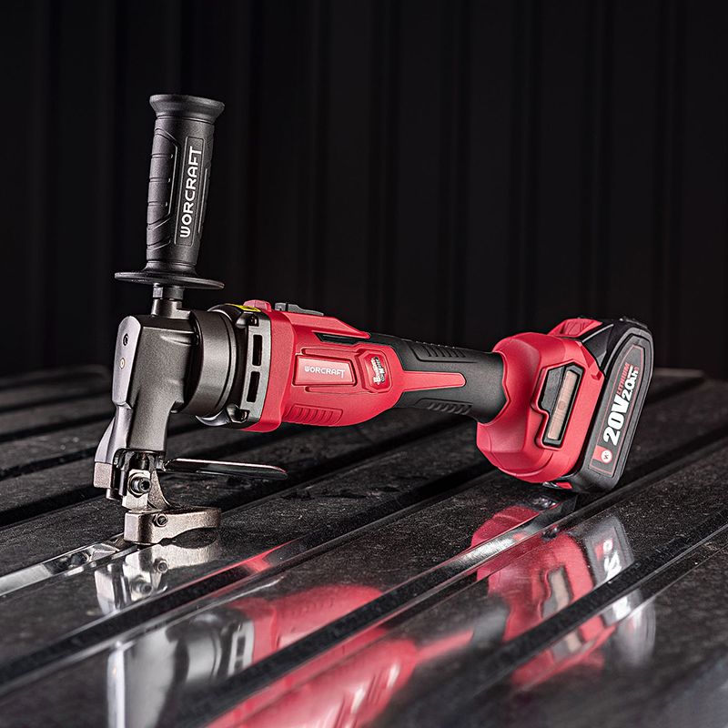 Аккумуляторные листовые ножницы WORCRAFT CHMS-S20LiB на металлической поверхности