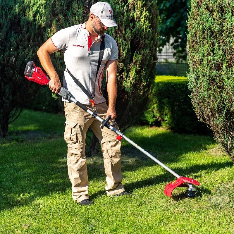 Работа аккумуляторного триммера WORCRAFT CGT‑S20LiB на газоне.
