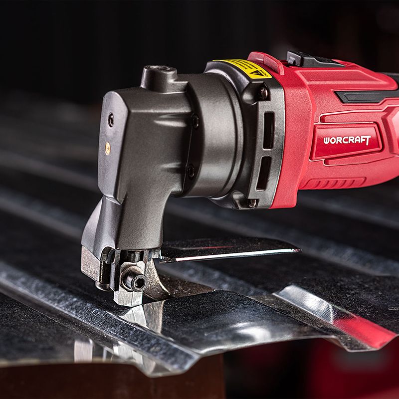 Крупный план режущей части ножниц WORCRAFT при резке металла