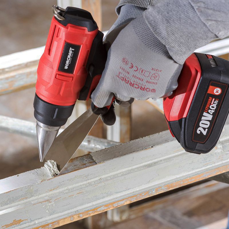 Аккумуляторный строительный фен WORCRAFT в работе