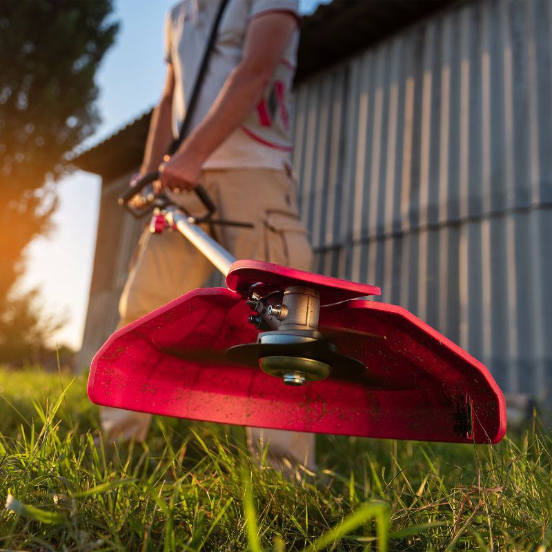 Защитный кожух и режущий элемент триммера WORCRAFT CGT‑S20LiB крупным планом.