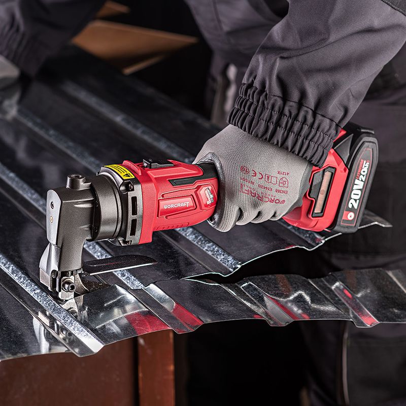 Работа с аккумуляторными ножницами WORCRAFT CHMS-S20LiB по металлу