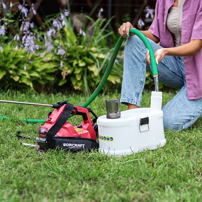 Заполнение бака опрыскивателя WORCRAFT CBS-S20Li-8L садовым шлангом.