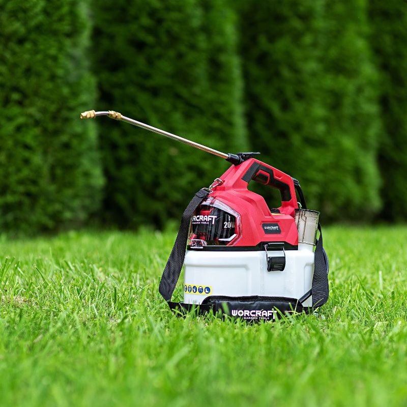 Аккумуляторный опрыскиватель WORCRAFT CBS-S20Li-8L на зелёной траве.