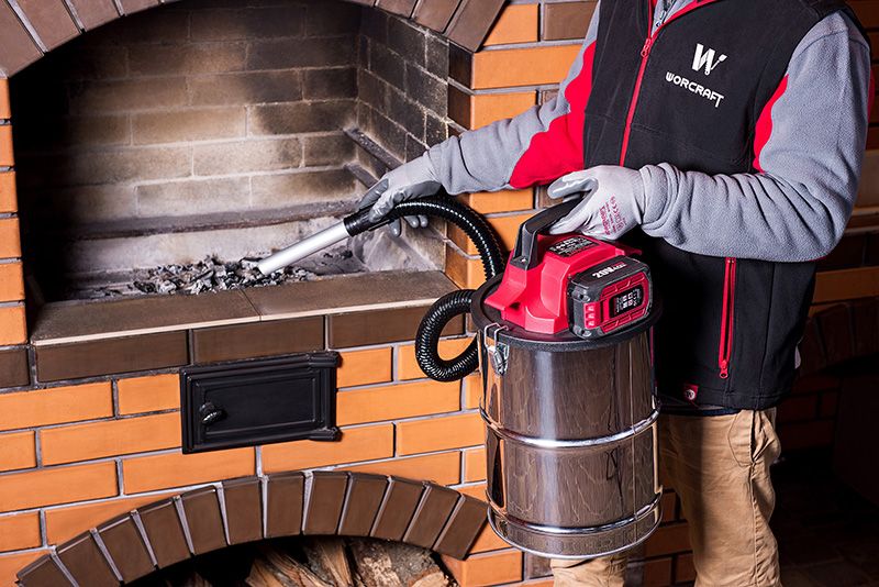 Использование аккумуляторного пылесоса WORCRAFT CAVC-S20Li-18L для очистки печи от золы.