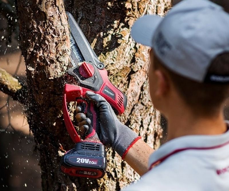 Аккумуляторная цепная пила WORCRAFT в работе по дереву