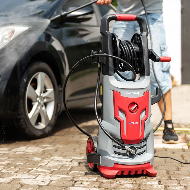 Мойка высокого давления WORCRAFT HC24-120 рядом с автомобилем.