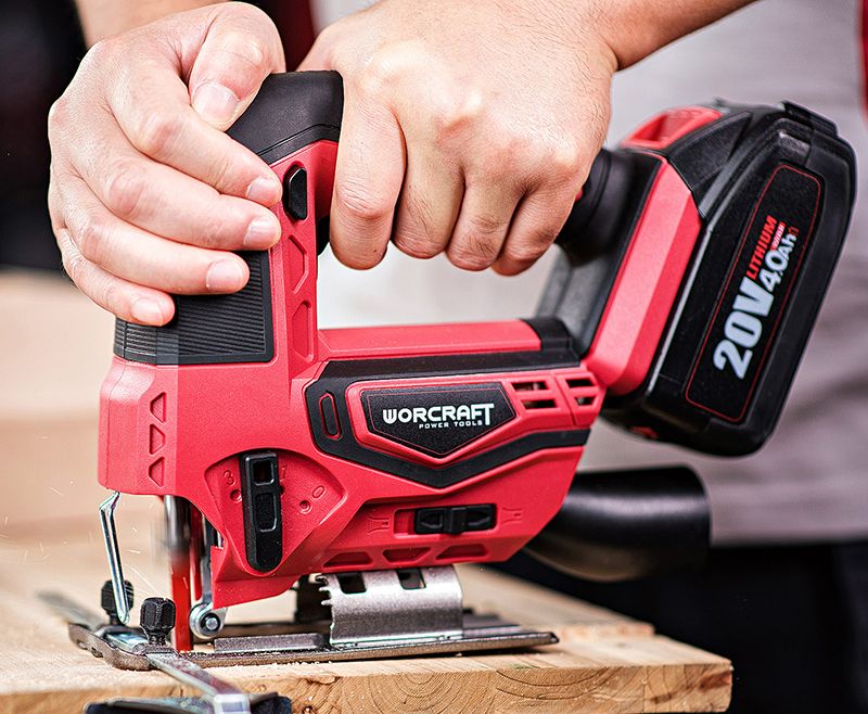 Аккумуляторный лобзик WORCRAFT CJS-S20Li в процессе работы по дереву.