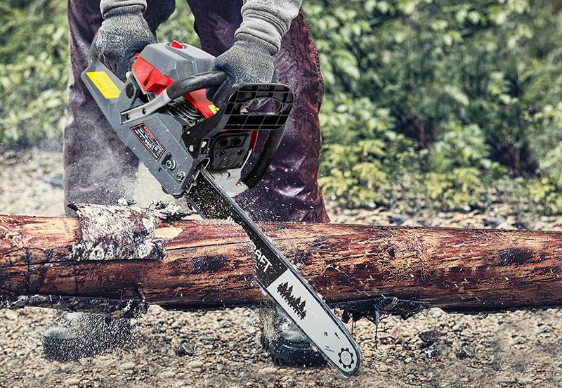 Бензопила WORCRAFT WCG-2818 в работе при распиле бревна.