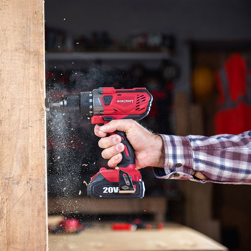 Аккумуляторный шуруповерт WORCRAFT CD-S20LiWB в работе при сверлении деревянной балки.