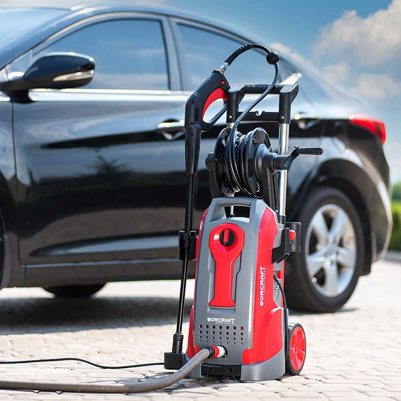 Мойка высокого давления WORCRAFT HC21-110D используется для мытья автомобиля.