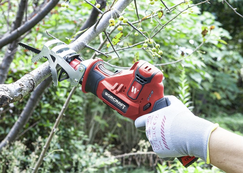 Людина обрізає гілку акумуляторною шабельною пилкою WORCRAFT CSS-12Li.