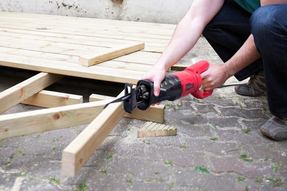 Работа с сабельной пилой WORCRAFT RS07-115 по деревянной конструкции на улице.