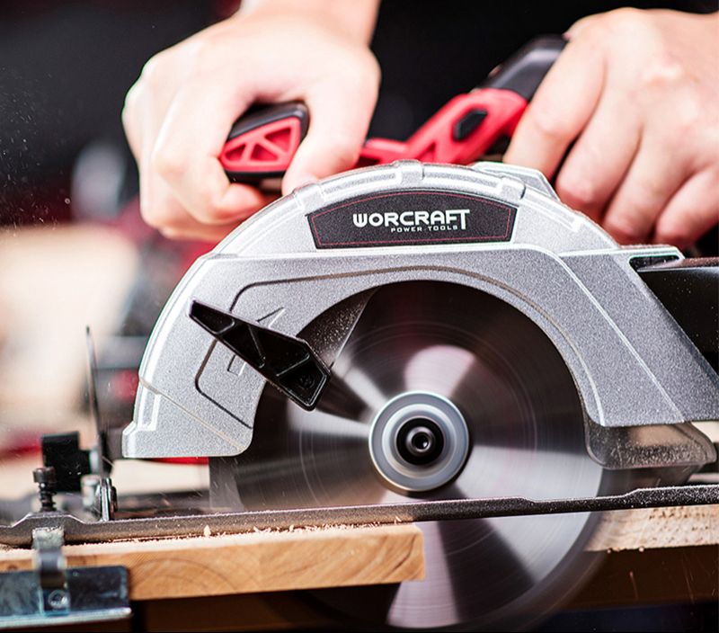 Распил дерева циркулярной пилой