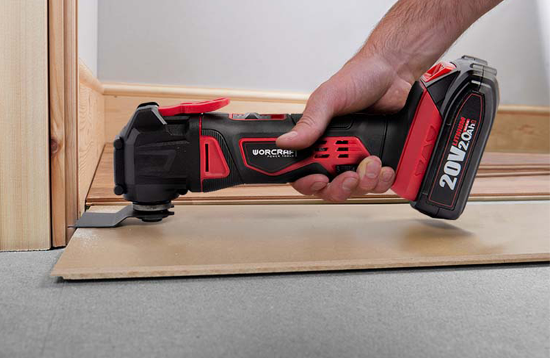 Аккумуляторный реноватор WORCRAFT CMT-S20Li в работе — обрезка плинтуса под дверной коробкой.