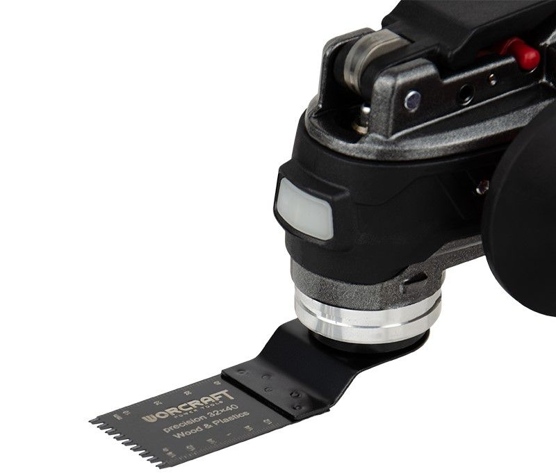 Насадка для реноватора WORCRAFT Precision 32x40 установлена на инструмент, предназначена для точного прямого реза.
