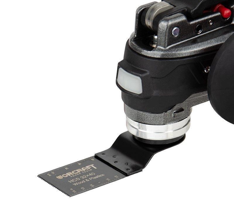 Насадка для реноватора WORCRAFT HCS 32x40 с прямым лезвием, установленная на инструмент.