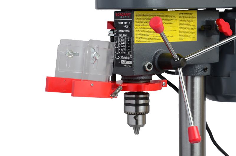 Сверлильный станок WORCRAFT DP03-13 в процессе сверления металлической заготовки.