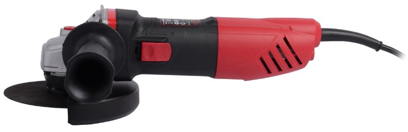 Шлифмашина угловая WORCRAFT AG08-125 в работе, демонстрация удобного захвата рукоятки.