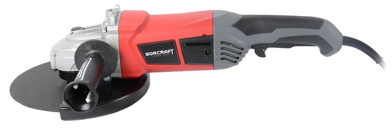 Угловая шлифмашина WORCRAFT AG24-230A — вид сбоку с установленным диском и длинной ручкой.