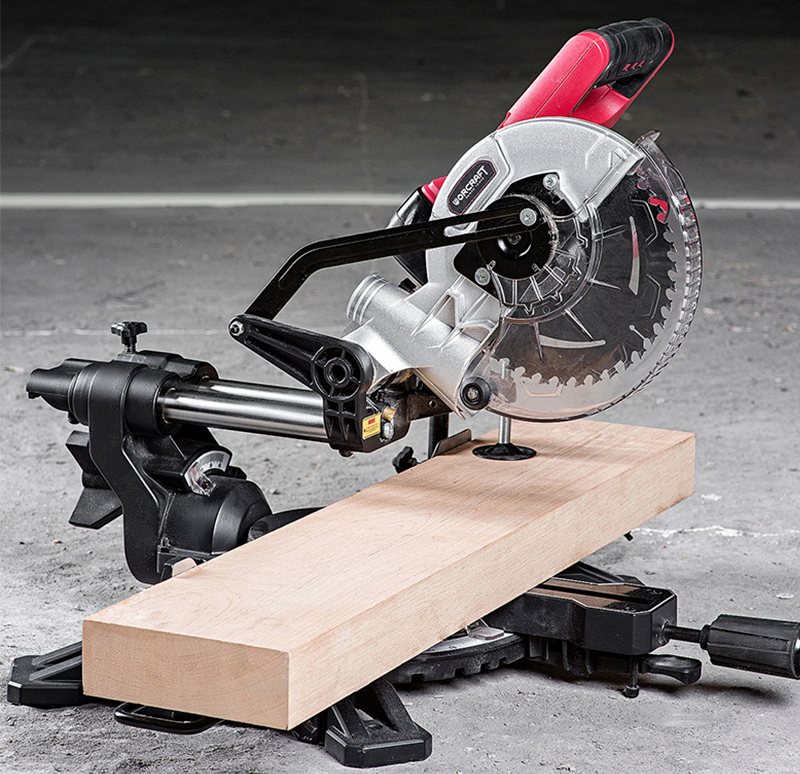 Аккумуляторная торцовочная пила WORCRAFT CMS-S20Li в процессе распила деревянного бруса.