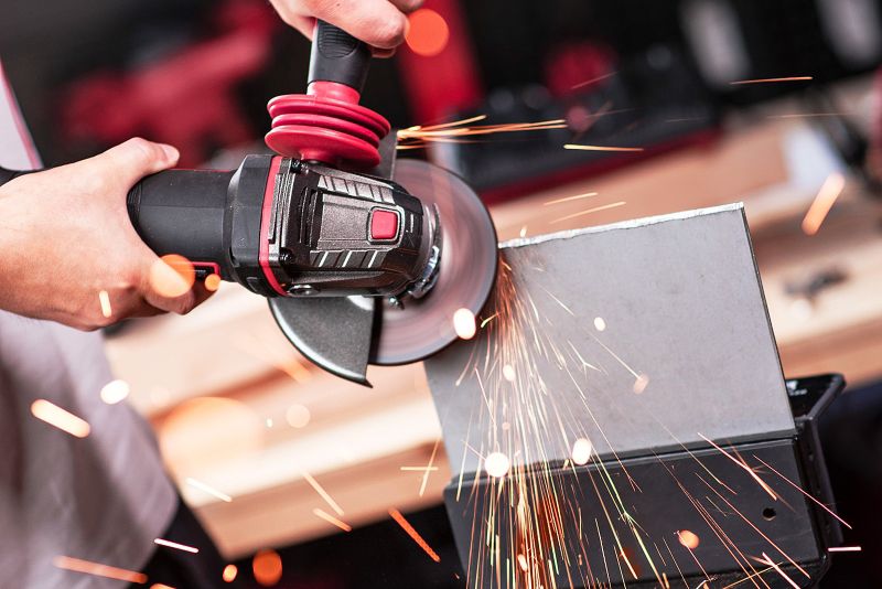 Работа угловой шлифмашиной WORCRAFT CAG-S20Li-125 по металлу, искры отреза.