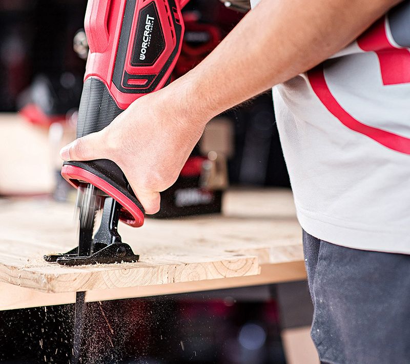 Сабельная пила WORCRAFT в работе