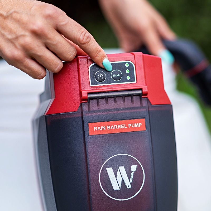 Панель управления аккумуляторного насоса WORCRAFT CRWP-S20Li с цифровым дисплеем.