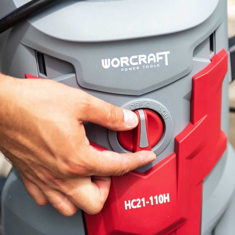 Рука включает мойку высокого давления WORCRAFT HC21-110H.