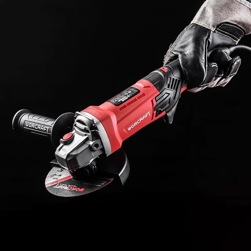 Рабочий шлифует металлическую трубу с помощью угловой шлифмашины WORCRAFT — летят искры.