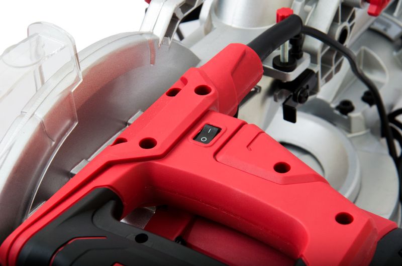 Крупный план рукоятки торцовочной пилы WORCRAFT MST20-255 с кнопкой включения