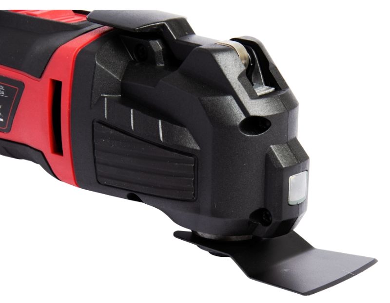 Великий план реноватора WORCRAFT MF-300A з установленим лезом.