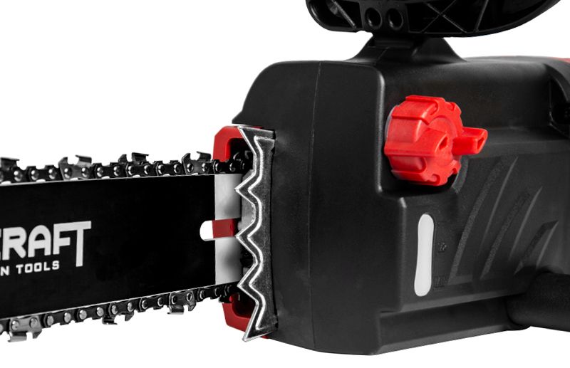 Крупный план на шину и цепь пилы WORCRAFT с натяжным механизмом.