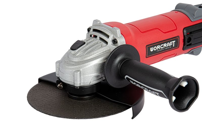 Удлинённая задняя рукоятка шлифмашины WORCRAFT AG14-150S с рельефной поверхностью.