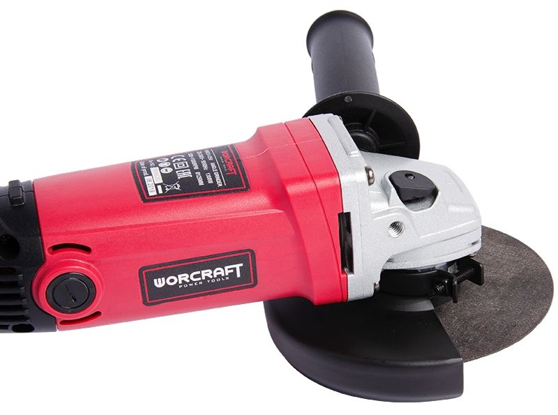 Профильный вид шлифмашины WORCRAFT WAG13-125V — вытянутый корпус и эргономичная рукоятка.