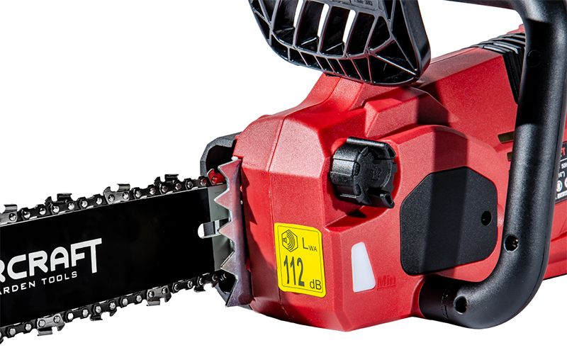 Крупный план натяжителя цепи и корпуса электропилы WORCRAFT