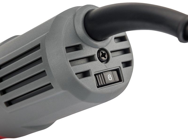 Работа угловой шлифмашины WORCRAFT по металлу, оператор держит инструмент двумя руками.