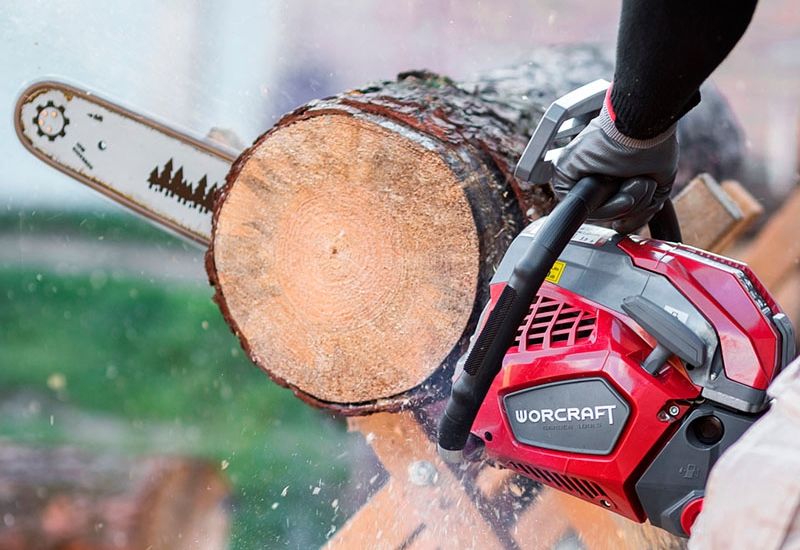 Бензопила WORCRAFT GCS52-20D у дії, розпил товстої колоди.