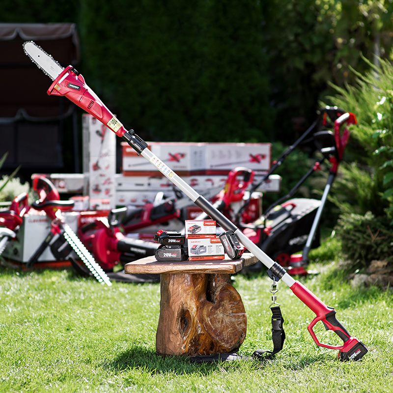 Высоторез во дворе с инструментами WORCRAFT