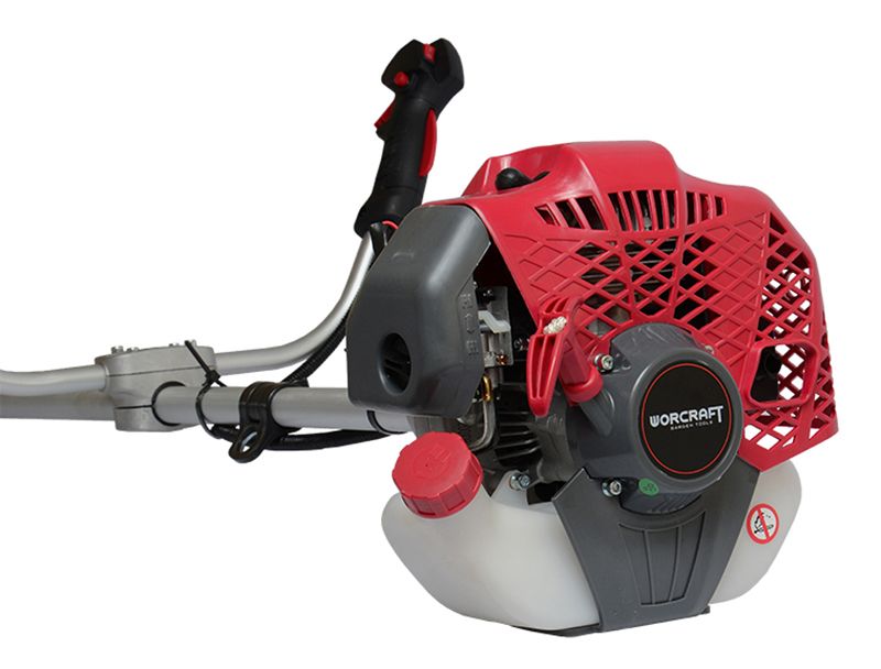 Мощный бензиновый двигатель мотокосы WORCRAFT WGT52-280 крупным планом.