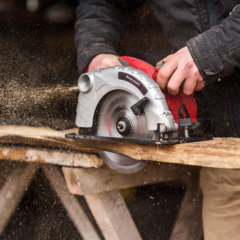 Распил дерева циркулярной пилой WORCRAFT CS13-185A на деревянном верстаке.